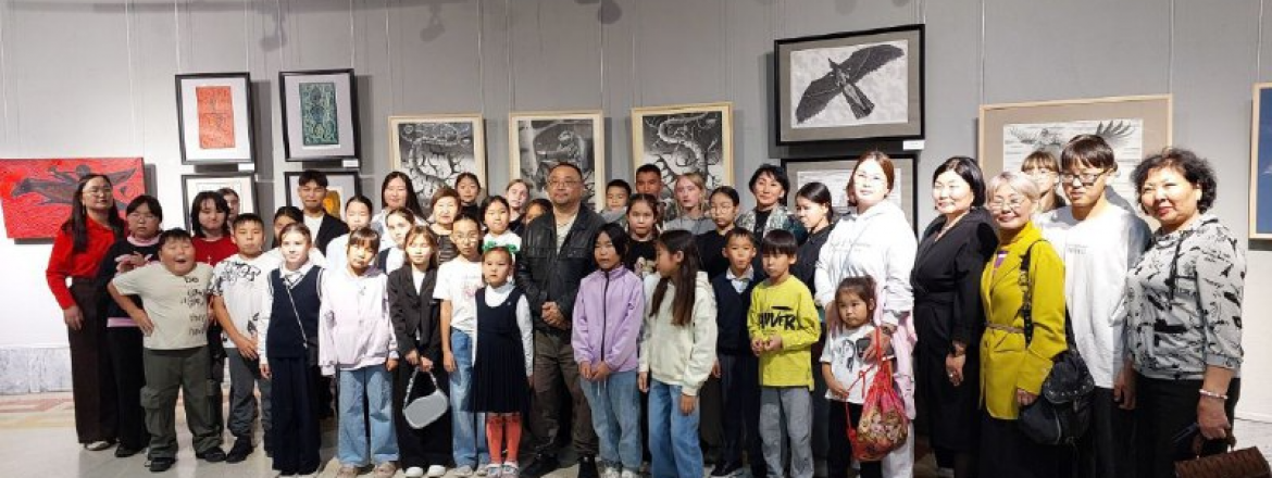 Художник Жаргал Зомонов провел экскурсию для юных посетителей музея