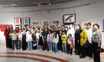 Художник Жаргал Зомонов провел экскурсию для юных посетителей музея