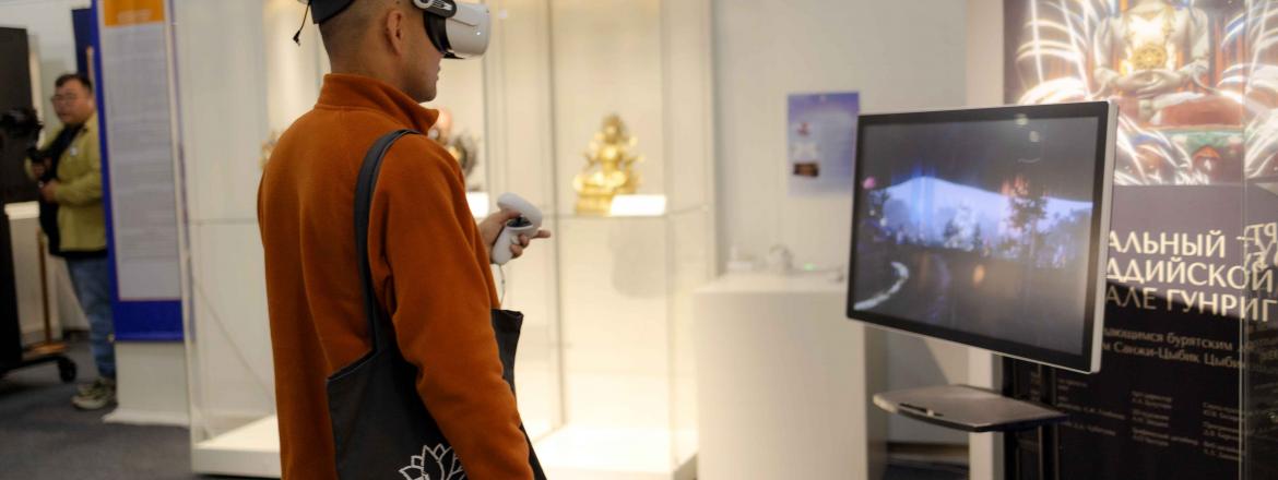 Погружение в сакральный мир: участники школы реставрации исследовали буддийские сокровища в VR-формате