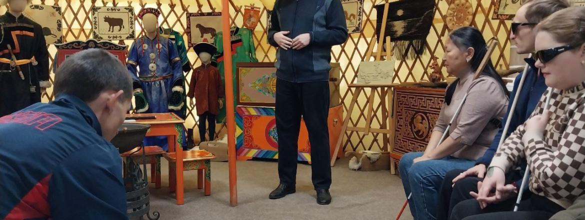 Участники Первого в Бурятии Фестиваля культуры и спорта для семей ветеранов СВО с инвалидностью «Урагшаа» посетили выставку «Тактильная юрта»