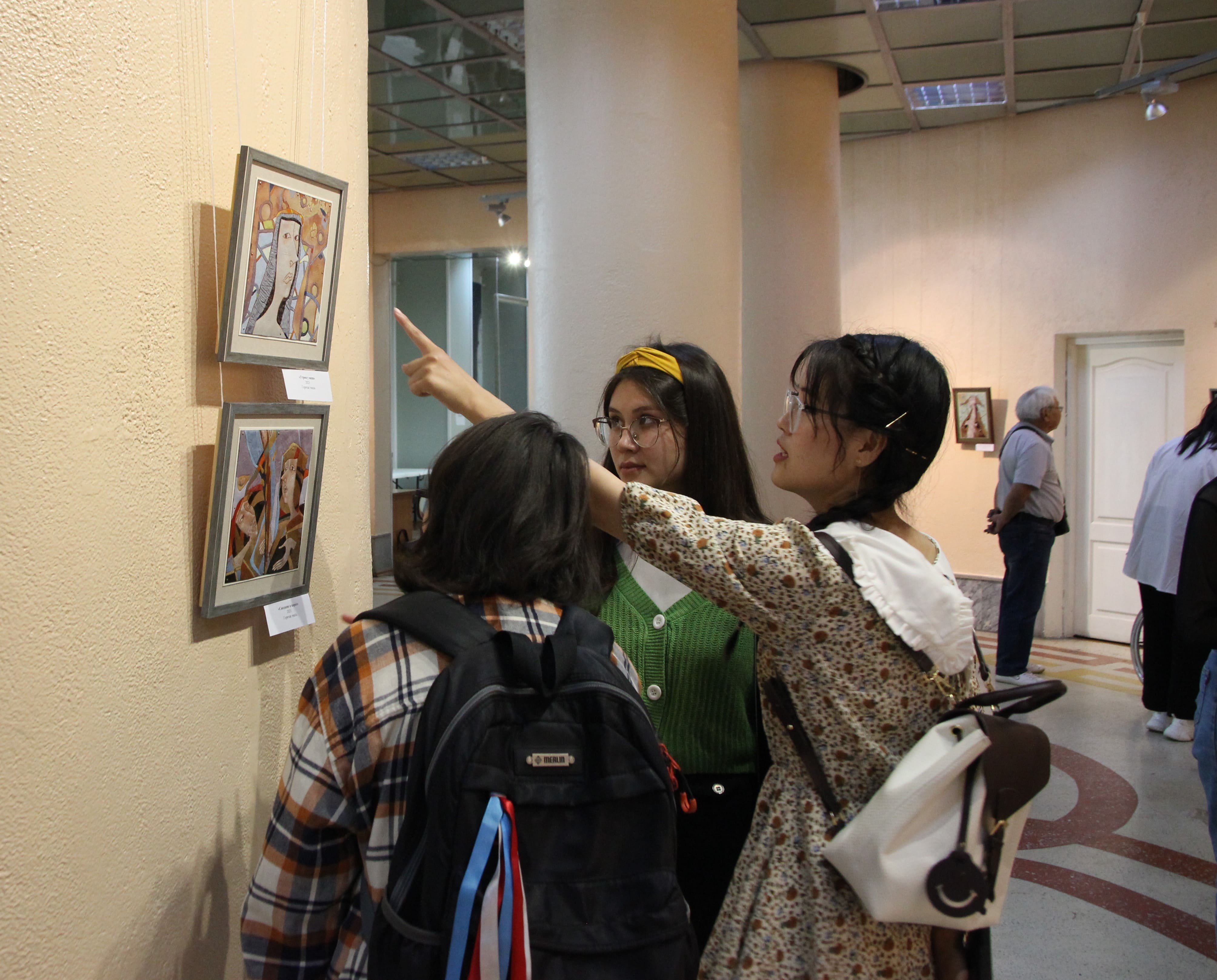 Выставка картин из горячей эмали открылась в Улан-Удэ