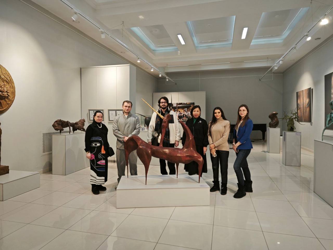Солисты Мариинского театра и специалисты Эрмитажа побывали на выставке скульптора Даши Намдакова